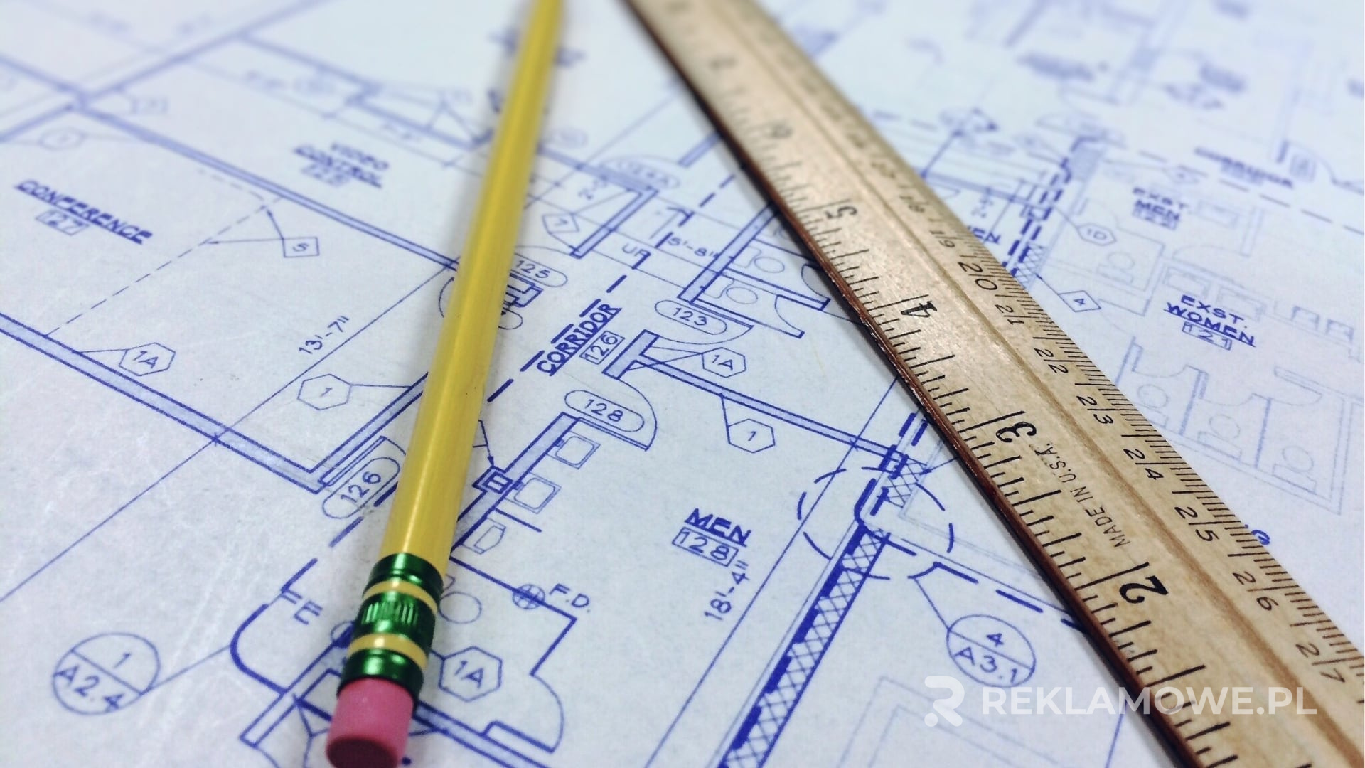 Linijki reklamowe rozłożone na stole