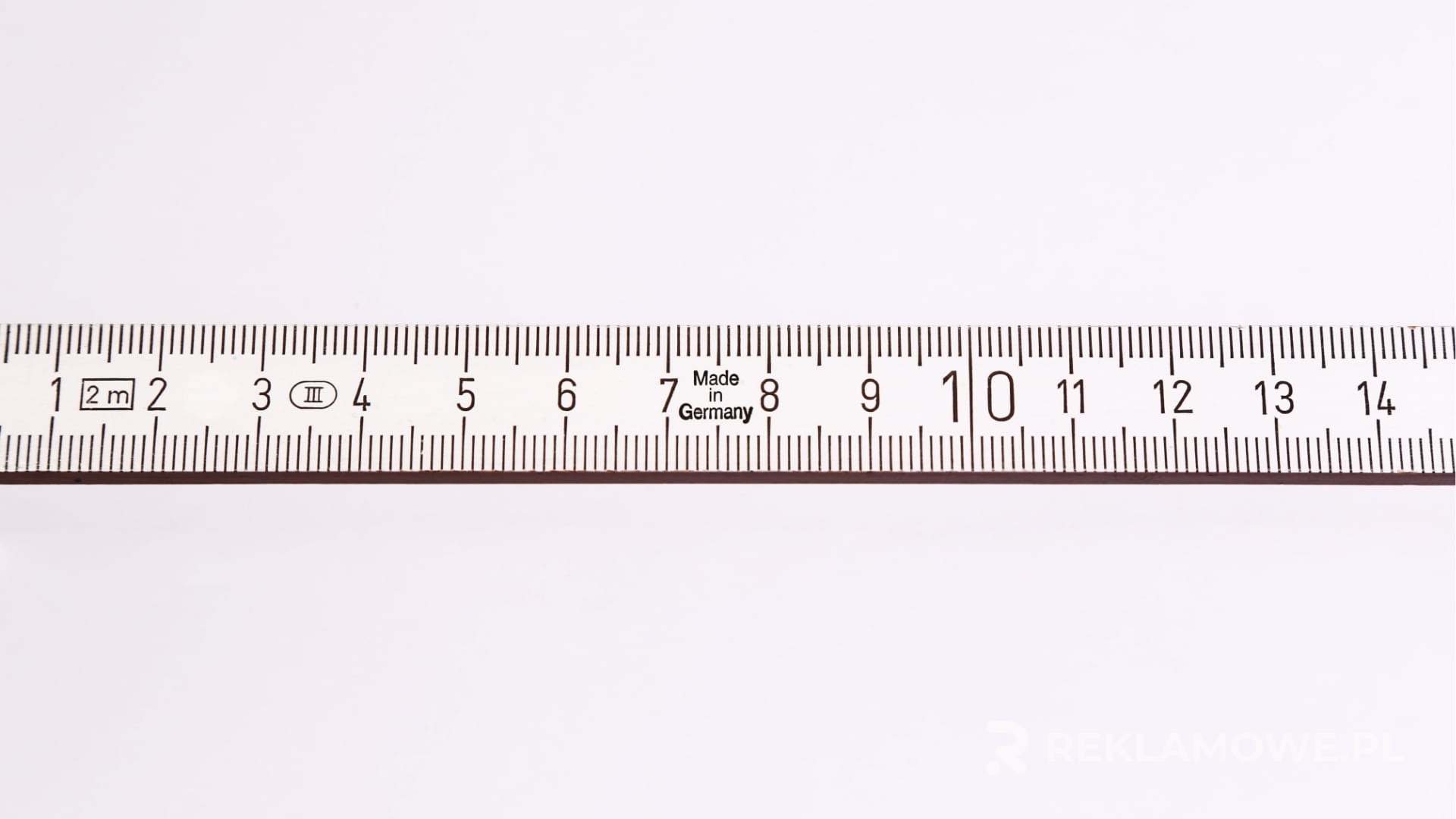 Linijka wykorzystana w kreatywnym projekcie marketingowym