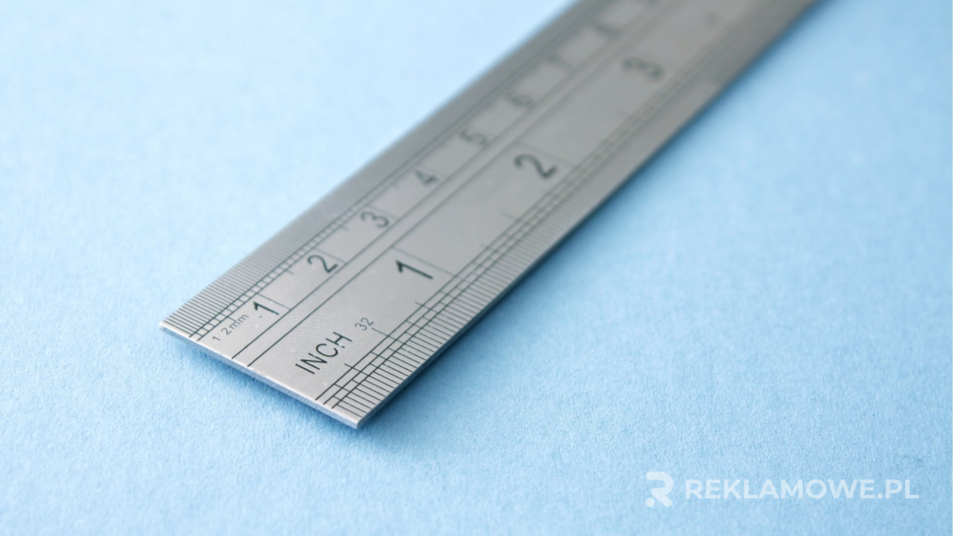 Linijka reklamowa na tle innych gadżetów promocyjnych – porównanie skuteczności