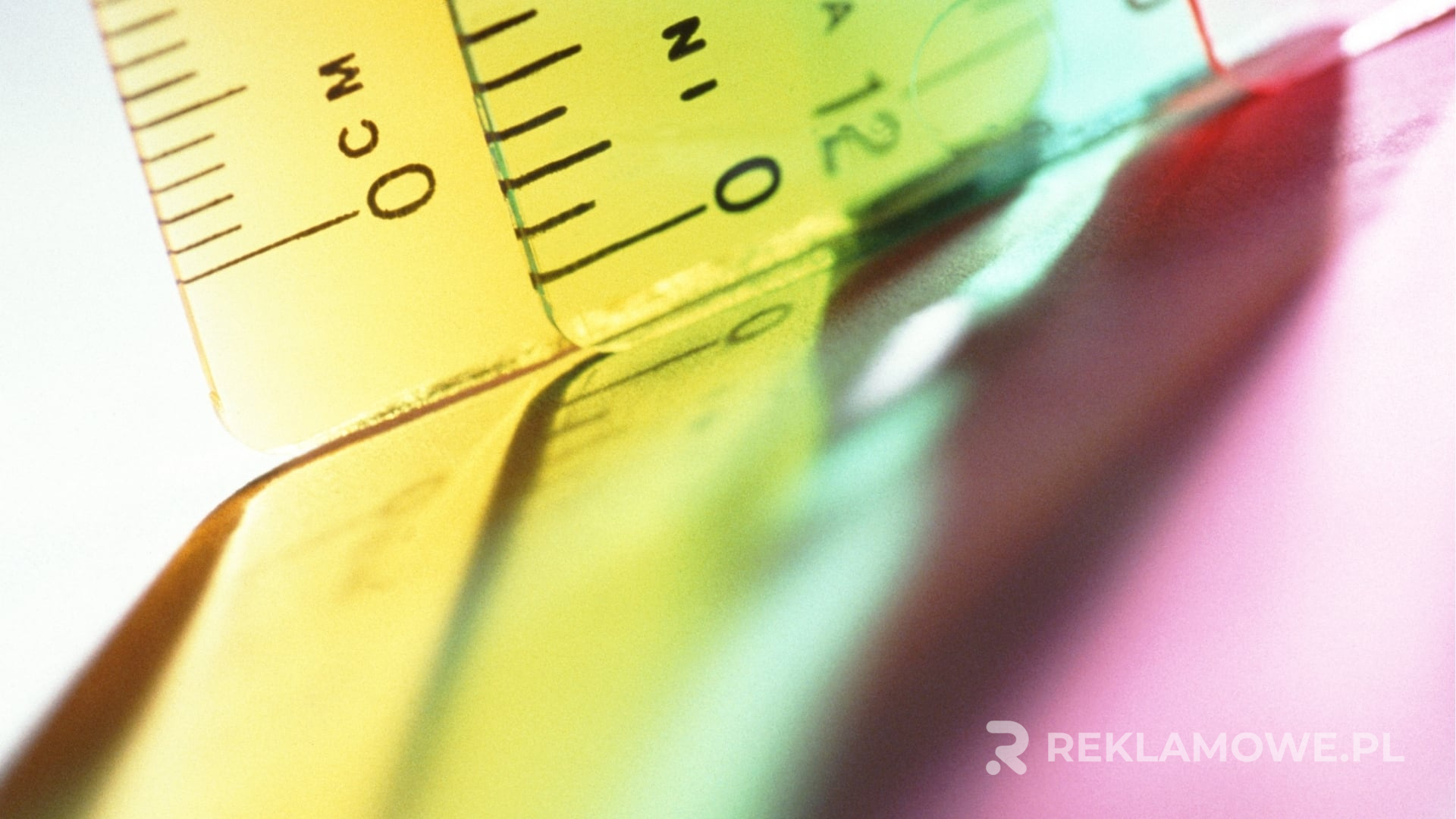 Linijka reklamowa na biurku