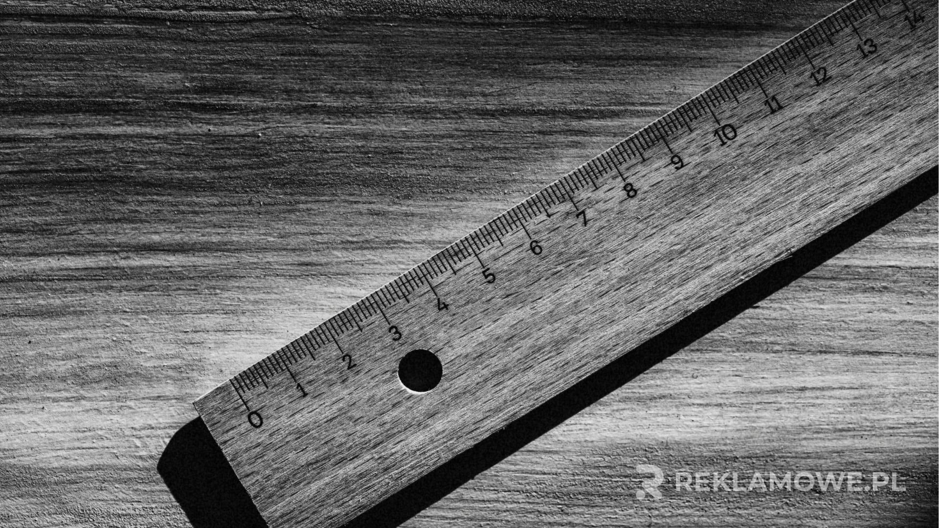 Linijka reklamowa z opiniami klientów w tle