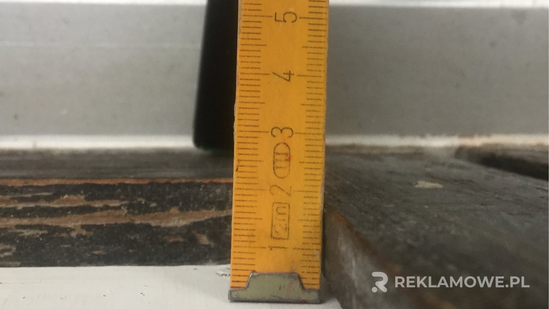 Kreatywne projektowanie linijek reklamowych