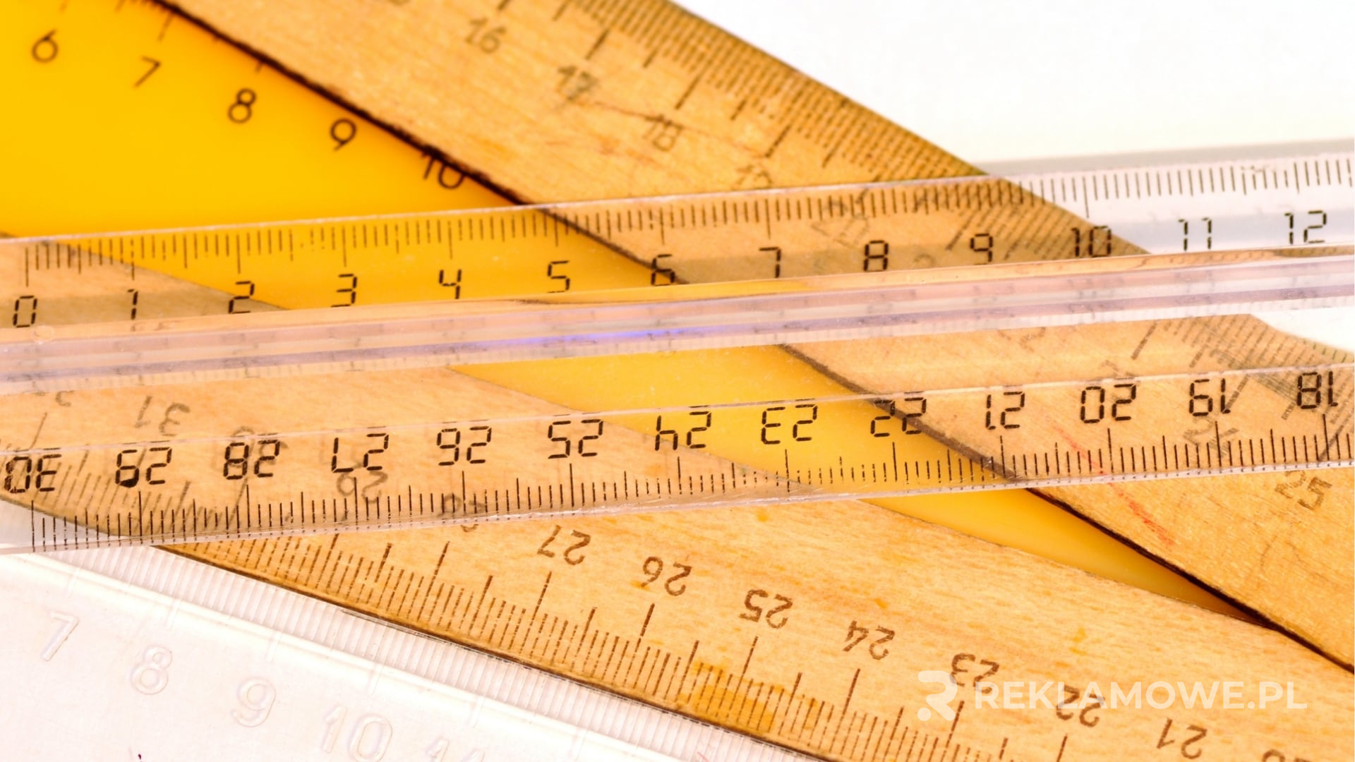 Linijki z logotypami różnych firm trzymane przez różnorodne grupy docelowe