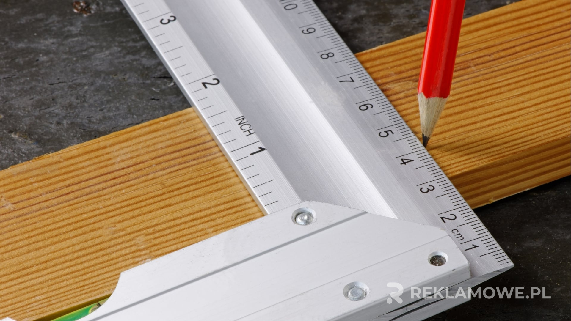 Spersonalizowane linijki reklamowe jako prezent dla pracowników