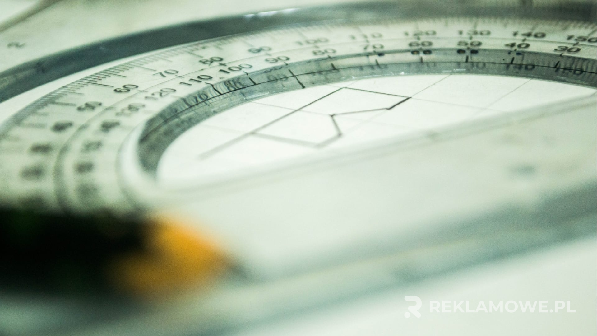 Linijka reklamowa na biurku